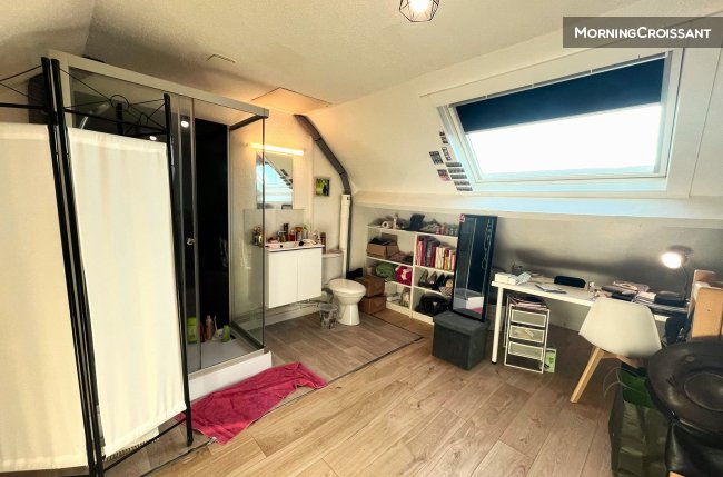 edhec, shared shower and private wc